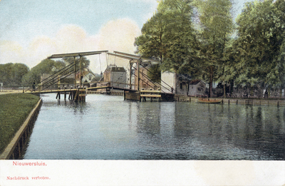 13765 Gezicht op de Vecht en de ophaalbrug te Nieuwersluis (gemeente Loenen aan de Vecht) uit het noordoosten; met op ...